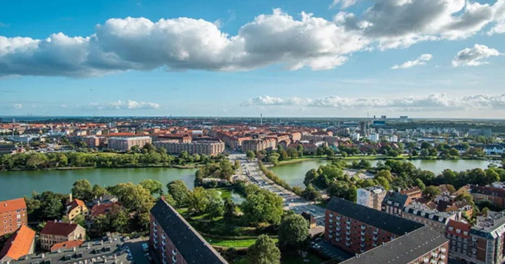 Vista aérea de uma cidade feliz com áreas verdes e urbanização planejada