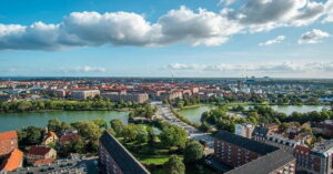 Vista aérea de uma cidade feliz com áreas verdes e urbanização planejada