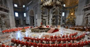 Cardeais reunidos para missa solene que abre o conclave na Basílica de São Pedro, marcando o início da escolha do novo papa