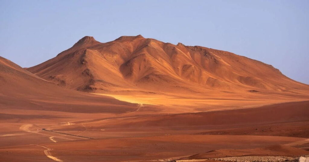 Montanhas áridas no Deserto do Atacama ao entardecer
