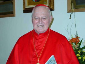 Dom Aloísio Lorscheider, possível papa brasileiro em 1978, sorrindo com vestes cardinalícias vermelhas