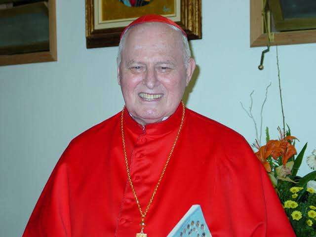Dom Aloísio Lorscheider, possível papa brasileiro em 1978, sorrindo com vestes cardinalícias vermelhas