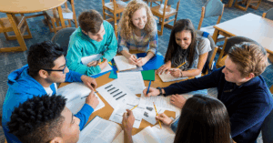 Grupo de estudantes diversos estudando juntos para o ENEM 2025.