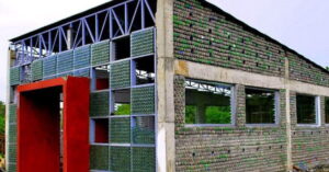 Escola feita de garrafas de plástico com estrutura sustentável nas Filipinas