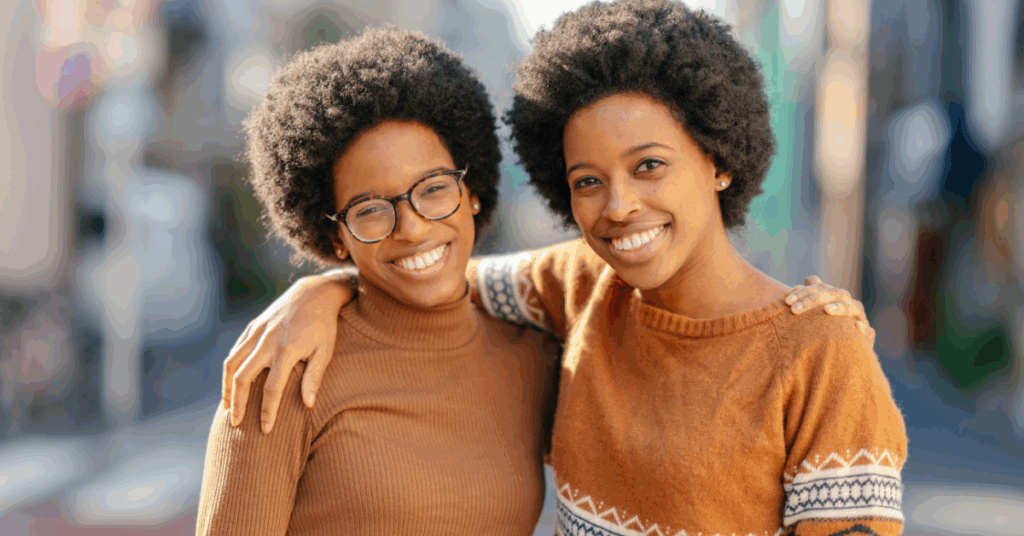 Gêmeos idênticos compartilhando os mesmos genes e aumentando as chances de desenvolverem alergias semelhantes.