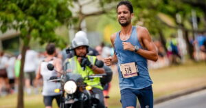 Pedro Arieta durante a maratona de Boston com expressão de esforço