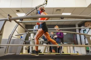 Jeannie Rice correndo em uma esteira enquanto é monitorada por cientistas no laboratório da Universidade de Loughborough, em estudo sobre longevidade saudável com exercícios.