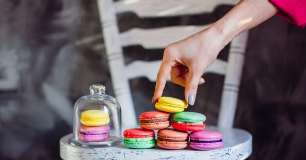 macarons coloridos em exposição em museu de comida