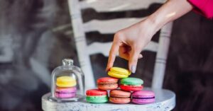 macarons coloridos em exposição em museu de comida