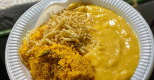Pratinho cearense com creme de galinha, paçoca e batata palha