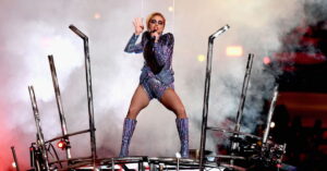 Lady Gaga faz show gratuito com visual futurista e efeitos de fumaça no palco