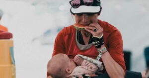 Corredora participa de ultramaratona enquanto amamenta sua filha durante pausa na competição