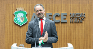Deputado Acrísio Sena (PT) discursando na Assembleia Legislativa sobre a universalização do ensino a distância (EAD).