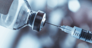 Vacina 100% nacional contra a dengue sendo produzida no Brasil.