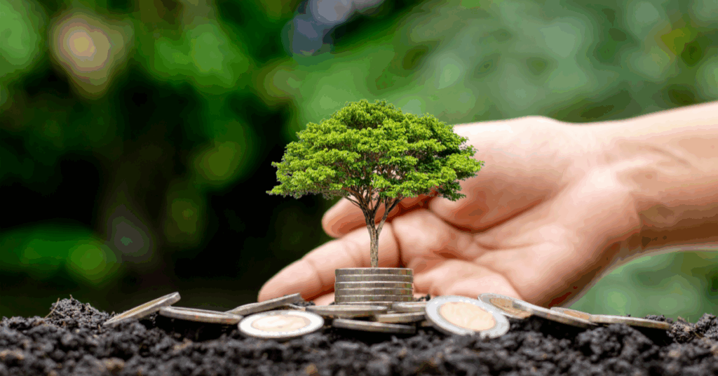 Árvore crescendo em cima de moedas, simbolizando o crescimento sustentável e a economia verde.