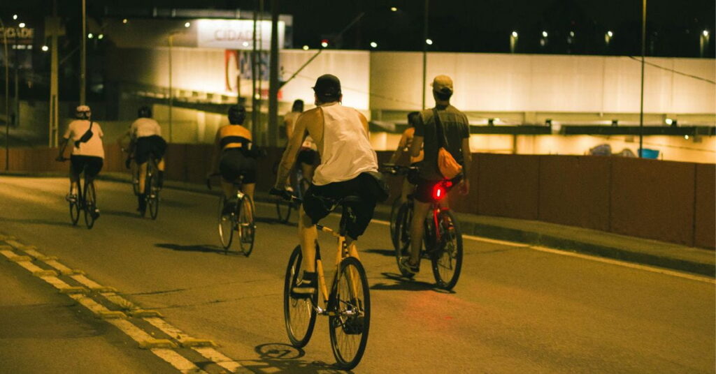 Ciclistas pedalam à noite em São Paulo durante testes do Bike SP