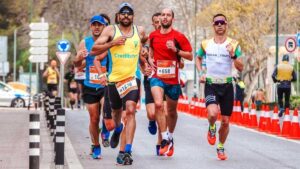 Atletas participam de corrida de rua, simbolizando o crescimento da prática esportiva e o alerta do cardiologista da Rede ICC Saúde sobre os cuidados com a saúde cardíaca.