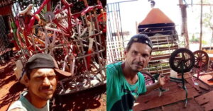 Homem posa ao lado de bicicletas restauradas no Dia Mundial da Bicicleta