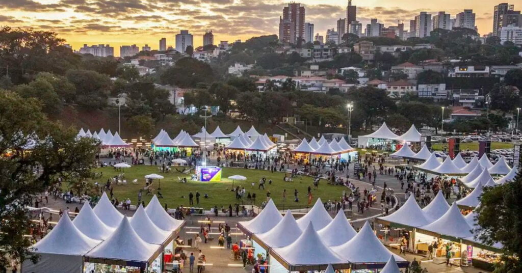 Feira do Livro de São Paulo reúne público em tendas no Pacaembu ao entardecer