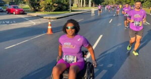 Maratona do Rio celebra inclusão com atleta em cadeira de rodas
