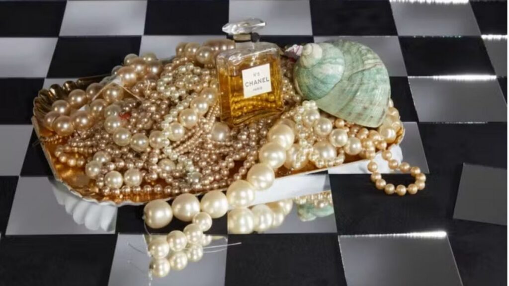 Pérolas e frasco do Chanel Nº 5 ilustram a revista de artes da Chanel