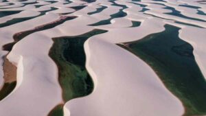 Visitantes percorrem a rota das emoções nordeste entre dunas, manguezais e praiasz