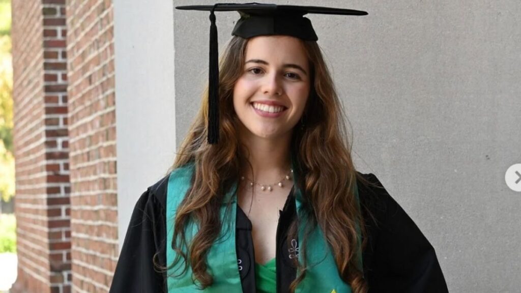 Brasileira nota máxima em Harvard celebra formatura com beca e diploma.