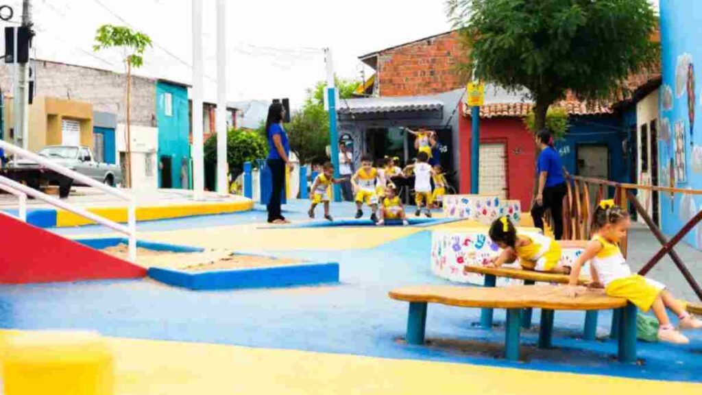 Crianças brincando felizes na praça do Campo Limpo, reforçando que brincar é direito garantido por lei.