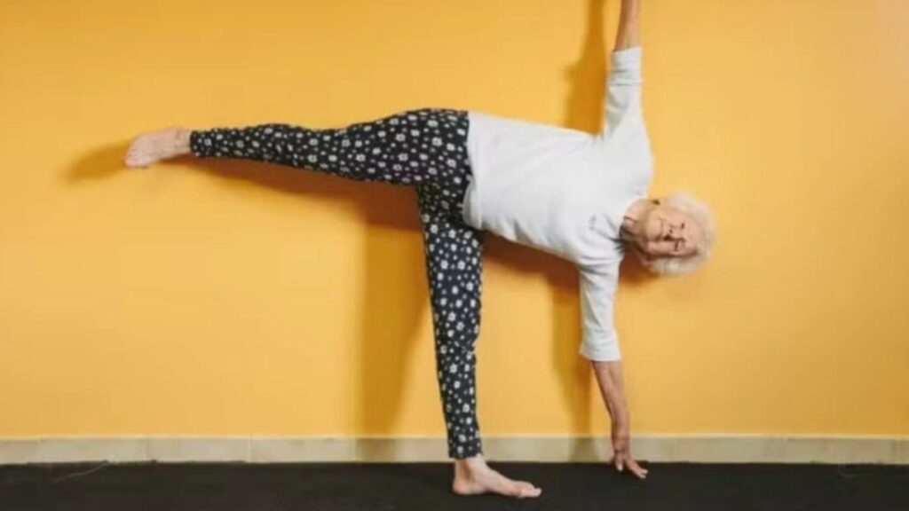 Idosa professora de yoga praticando com serenidade aos 102 anos
