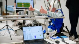 Implante cerebral em paciente paralisado: como funciona a tecnologia