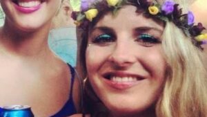 Jornalista britânica desaparecida em SP sorrindo durante evento