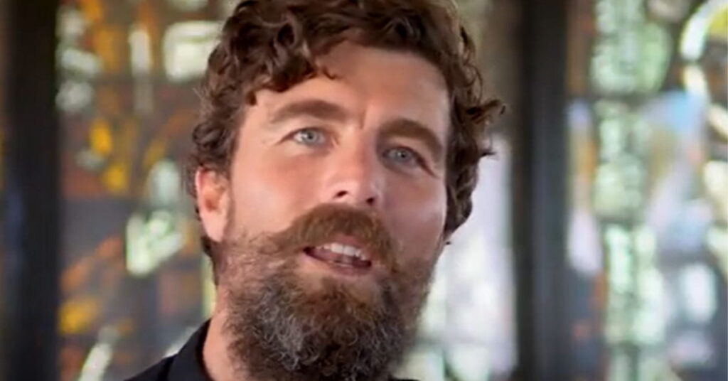 Padre salva pai e filho de afogamento em praia da Austrália