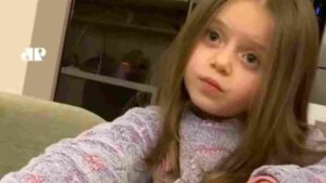 Pai e filha conversando com afeto, representando a parentalidade positiva em ação.