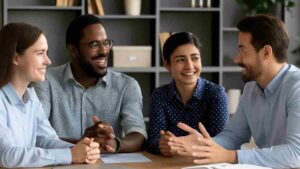 Equipe em reunião representando soft skills profissionais.