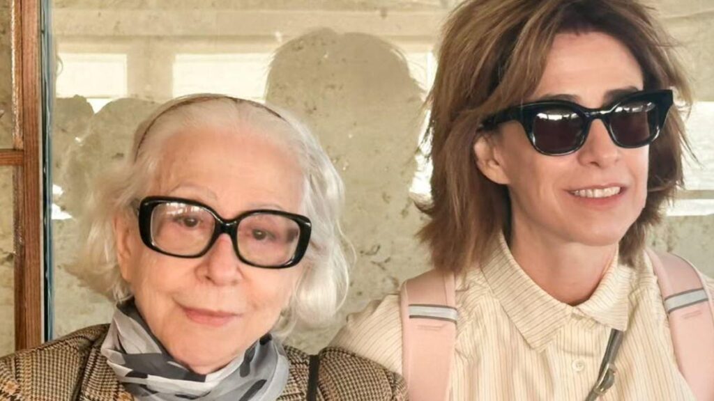 Atriz Fernanda Montenegro, ícone da dramaturgia, posa ao lado de sua filha, a atriz Fernanda Torres, em registro afetuoso que celebra gerações de talento na arte brasileira.