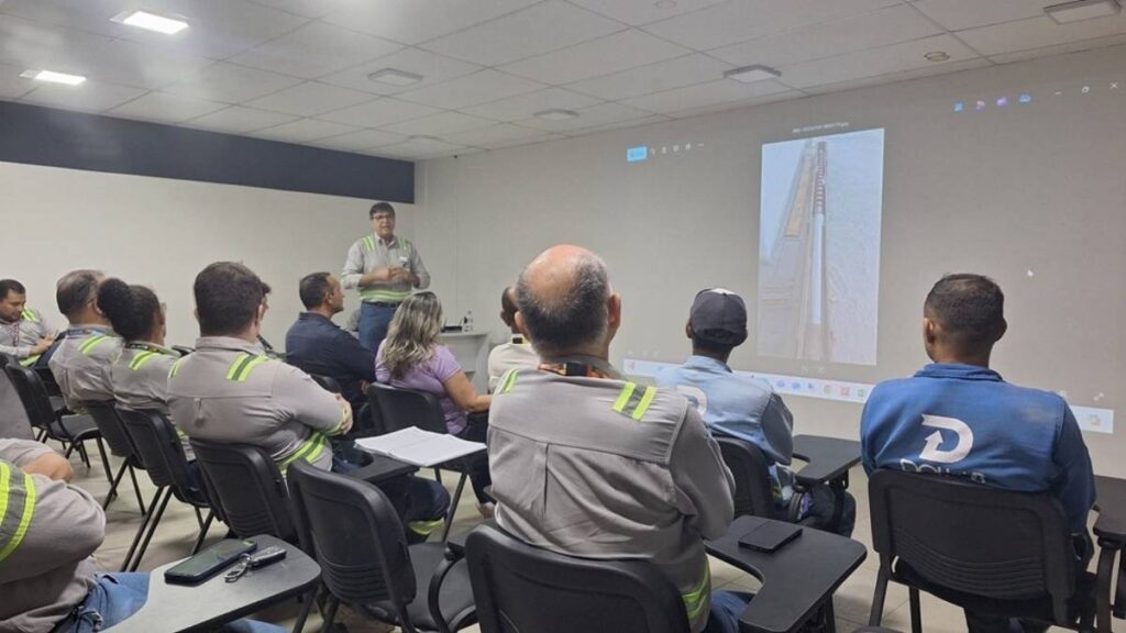 Reunião técnica na Cimento Apodi sobre abastecimento de água em Quixeré.