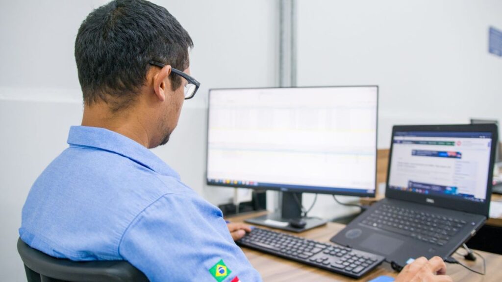 Colaborador da Inpasa em ambiente corporativo reforça que a Inpasa lança vagas para PCDs com foco em inclusão e acessibilidade no trabalho. Perguntar ao ChatGPT