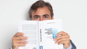 Leonardo Simão com o Livro 365 dias com a calma da mente