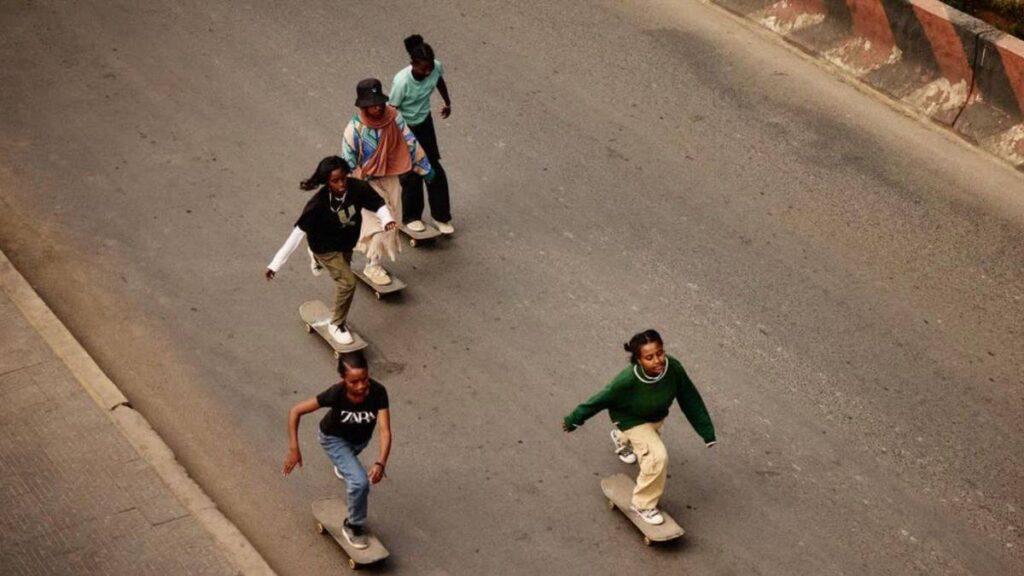Meninas do skate na Etiópia treinam unidas em parque da capital