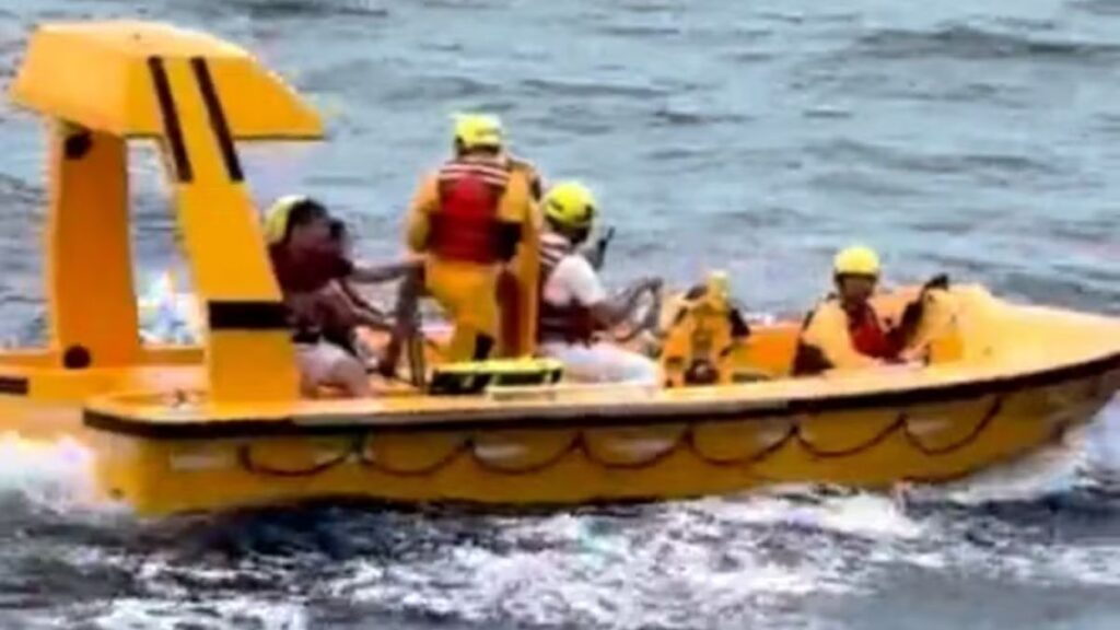 Homem que pulou de cruzeiro segura filha após resgate