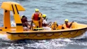 Homem que pulou de cruzeiro segura filha após resgate