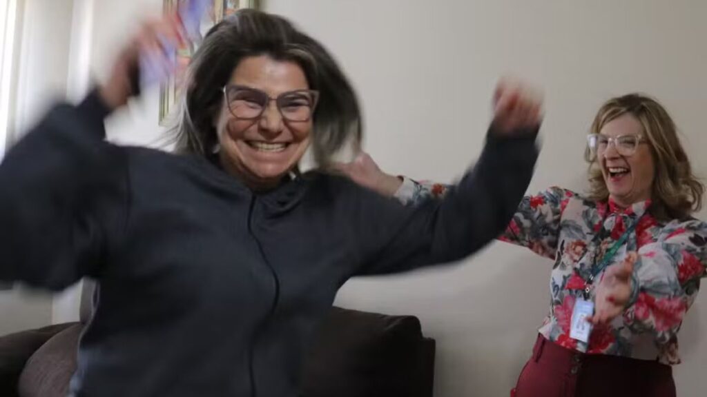 Idosa de 62 anos após descobrir que ganhou prêmio e quitou dívidas.