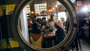 Vista interna do bar a partir da área de lavanderia no Pearl Lee’s Washtub.