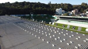 estádio brasileiro com iluminação natural e painéis solares reflete sustentabilidade no futebol