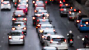 Carros estacionados em Curitiba simbolizando a redução histórica do IPVA no Paraná em 2026.