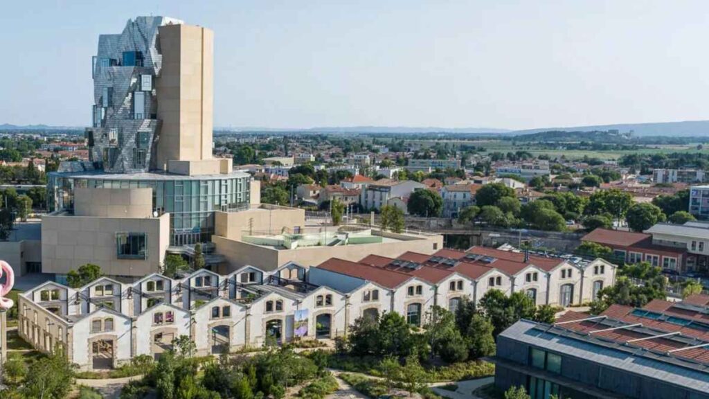 Museus alternativos na Europa unem arquitetura icônica, sustentabilidade e impacto econômico. Além de destinos culturais inovadores, revitalizam cidades e moldam o futuro da arte contemporânea.