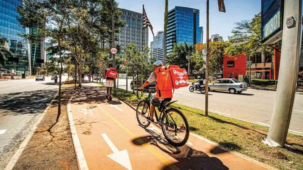 como a inovação pode contribuir Descrição: Ilustração com pessoas e tecnologias restaurando ecossistemas urbanos e naturais