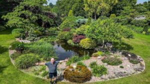 Fotografia mostra o jardim premiado de John Massey, com vegetação