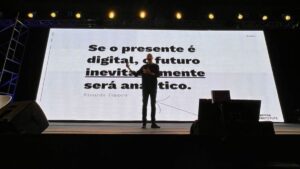 Palestra de Ricardo Cappra sobre o impacto dos dados na sociedade digital, destacando o papel dos livros de mentalidade analítica na formação de líderes estratégicos.