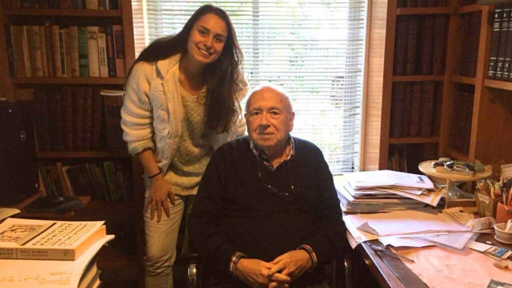 memórias de Veríssimo Luis Fernando Verissimo em seu estúdio em Porto Alegre, ao lado da autora do artigo, durante entrevista realizada em 2018.